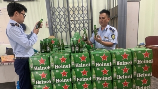 Phú Yên phát hiện trên xe vận chuyển 2.400 chai bia hiệu Heineken vi phạm