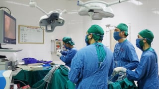 Quảng Ninh phẫu thuật nội soi điều trị ung thư dạ dày cho cụ ông 89 tuổi