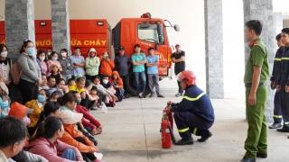 Bình Dương: Công an TP. Dĩ An tập huấn PCCC và cứu nạn cứu hộ cho các trường công lập