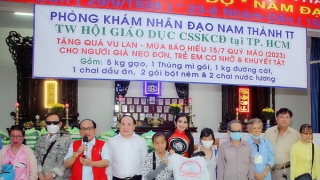 Văn phòng đại diện Trung ương Hội GDCSSKCĐ Việt Nam trao tặng 300 phần quà cho người già neo đơn, trẻ em cơ nhỡ và khuyết tật