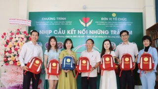 Văn phòng đại diện Trung ương Hội GDCSSKCĐ Việt Nam tại Tây Nguyên tổ chức chương trình thiện nguyện “Nâng bước tuổi thơ – Cùng em đến trường”