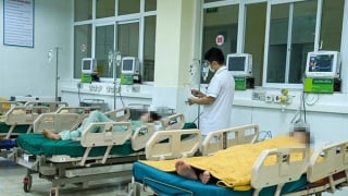 Bệnh viện Đa khoa tỉnh Điện Biên tiếp nhận và điều trị cho 15 người nhập viện, nghi do ngộ độc thực phẩm