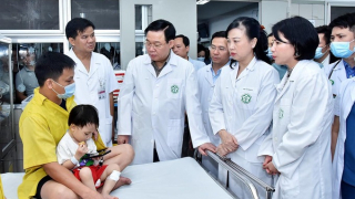 Chủ tịch Quốc hội Vương Đình Huệ, Bộ trưởng Bộ Y tế Đào Hồng Lan thăm, động viên các nạn nhân vụ cháy điều trị tại Bệnh viện Bạch Mai