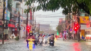 Đà Nẵng: Mưa lớn gây ngập nhiều tuyến phố