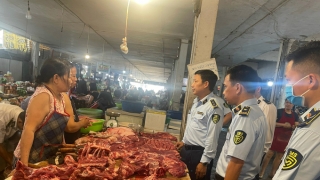 Thái Nguyên: Phát hiện gần 3 tấn thịt lợn tươi và thịt lợn đông lạnh đang được tích trữ tại kho hàng chợ Đồng Quang