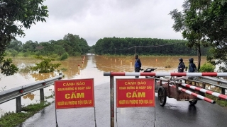 Hà Tĩnh cứu sống 2 người dân bị lật thuyền trong đêm giữa nước lũ