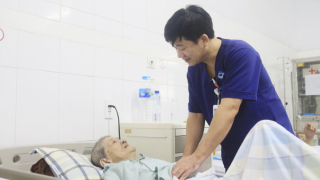 Quảng Ninh: Bệnh viện Bãi Cháy can thiệp nội soi tụy mật ngược dòng lấy sỏi ống mật chủ giúp cụ bà 98 tuổi bị sốc nhiễm trùng đường mật