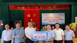 Bộ Tư pháp trao tặng xe lăn, xe đạp cho người khuyết tật và học sinh nghèo tại Thanh Hóa