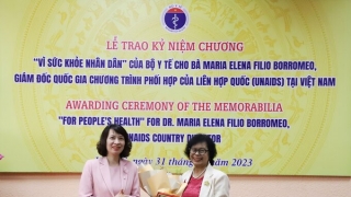 Bộ Y tế trao tặng Kỷ niệm chương “Vì sức khỏe nhân dân” cho bà Maria Elena Filio Borromeo, Giám đốc Quốc gia UNAIDS tại Việt Nam