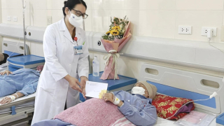 Một phụ nữ mắc ung thư vú, không điều trị mà sử dụng thuốc nam khiến biến chứng nặng nề