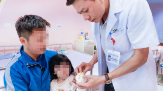 Phẫu thuật cho bệnh nhi 30 tháng tuổi bị dập và đứt gân hai ngón tay trái do vô tình mắc kẹt vào lỗ cấp nước