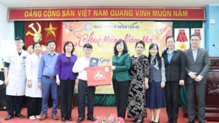 Bộ trưởng Bộ Y tế Đào Hồng Lan động viên cán bộ, bác sĩ, người lao động và thăm, tặng quà bệnh nhân tại tỉnh Bắc Ninh