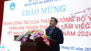Đại diện Bộ Y tế thăm, chúc Tết cán bộ, viên chức, người lao động Bệnh viện Đa khoa tỉnh Hải Dương
