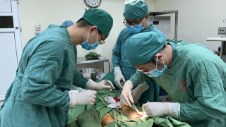 Quảng Ninh: Phẫu thuật cho nữ bệnh nhân cấy chỉ trị giảm đau bị nhiễm trùng