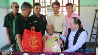 Văn phòng đại diện VACHE tại TP. Hồ Chí Minh tặng quà cho bà mẹ Việt Nam Anh hùng và Cựu chiến binh khó khăn dịp Tết Giáp Thìn 2024