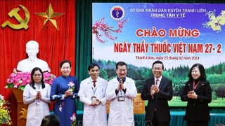 Chủ tịch nước Võ Văn Thưởng thăm, chúc mừng các y, bác sĩ, nhân viên y tế tại tỉnh Hà Nam nhân dịp Ngày Thầy thuốc Việt Nam 27/2