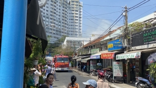 TP. Hồ Chí Minh xảy ra cháy lớn tại một căn hộ nằm ở tầng 2 cư xá Vĩnh Hội