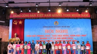 175 nữ cán bộ y tế Hà Nội tiêu biểu được khen thưởng trong phong trào “Giỏi việc nước, đảm việc nhà”