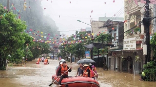 Hà Giang: Công an phá dỡ mái nhà giải cứu người mắc kẹt trong nước lũ