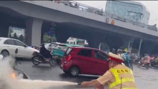 Hà Nội: Người dân gửi thư cảm ơn đến lực lượng Cảnh sát kịp thời dập tắt ngọn lửa từ chiếc xe máy đang bốc cháy