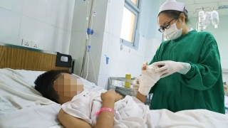 TP. Hồ Chí Minh: Bé trai 13 tuổi bị điện giật khi leo lên mái nhà để lấy diều