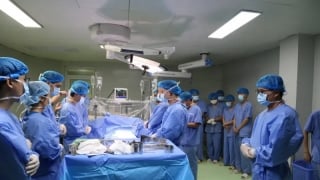 Phú Thọ: Các bác sĩ phẫu thuật lấy tạng của người hiến sau khi chết não để ghép cho 2 người bệnh suy thận