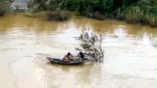 Yên Bái: Người đàn ông dũng cảm bơi thuyền nan vượt lũ cứu thoát 2 em nhỏ đuối nước