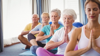 Lợi ích của yoga với phụ nữ lớn tuổi mắc bệnh alzheimer