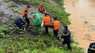 Hòa Bình: Hai học sinh bị nước lũ cuốn trôi khi đi qua ngầm