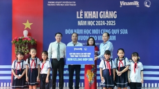 Vinamil trao tặng gần 200.000 hộp sữa cho trẻ em nhân ngày hội tựu trường