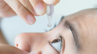 Cách giúp phái đẹp chăm sóc mắt khi dùng điện thoại nhiều