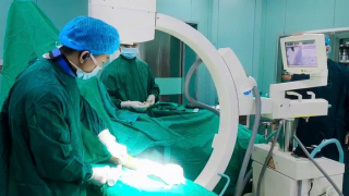 Hà Nội: Phẫu thuật cho bé gái 7 tuổi bị gãy xương cánh tay do ngã chống xuống đất