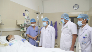 Bộ trưởng Bộ Y tế Đào Hồng Lan đến Bệnh viện Hữu nghị Việt Đức thăm, động viên người bệnh và thân nhân ca ghép tim - gan