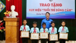 Quảng Bình: Trao huy hiệu tuổi trẻ dũng cảm tặng 5 học sinh cứu người đuối nước