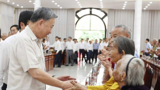 Tổng Bí thư Tô Lâm gặp mặt, tặng quà Mẹ Việt Nam anh hùng, gia đình chính sách và cựu chiến binh lão thành tỉnh Đồng Tháp