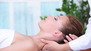 Chuyên gia chia sẻ về vấn đề đau cổ vai gáy khi đi massage