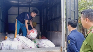 Thái Nguyên kiểm tra 2 xe ô tô tải, phát hiện nhiều hàng hoá thực phẩm không đảm bảo an toàn