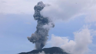 Indonesia: Núi lửa Dukono phun trào, cảnh báo hàng không cấp độ 2