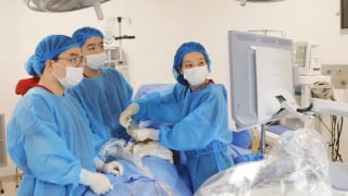 Hà Nội: Can thiệp khẩn cấp cứu thai nhi nguy kịch ngay trong bụng mẹ