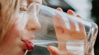 Vi nhựa vẫn tồn tại trong nước uống bất chấp những tiến bộ của nhà máy xử lý