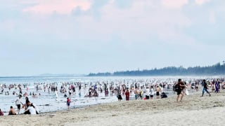 Quảng Ngãi: Kịp thời cứu nạn 11 người tắm biển bị sóng cuốn ra xa