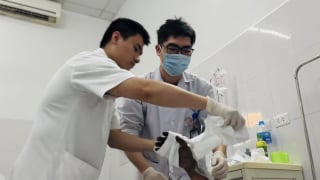 Hà Nội: Cấp cứu kịp thời, giữ trọn bàn tay cho bệnh nhân nam bị điện giật