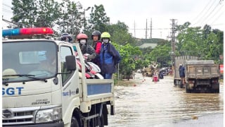 Tuyên Quang: Công an hỗ trợ dọn dẹp đường, chở người dân qua điểm ngập úng trên địa bàn huyện Hàm Yên