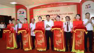 Thứ trưởng Bộ Y tế dự lễ khai trương Triển lãm “Những hình ảnh dấu ấn thời gian - Tinh hoa Y, Dược cổ truyền Việt Nam”