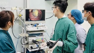 Hà Nội: Cụ bà 65 tuổi được nội soi lấy bã thức ăn ra khỏi dạ dày