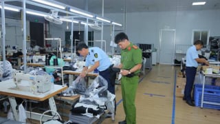 Ninh Bình: Phát hiện xưởng sản xuất hàng có dấu hiệu giả mạo nhãn hiệu