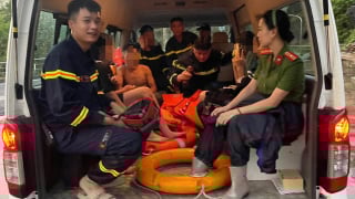 Hòa Bình: Giải cứu 11 học sinh bị mắc kẹt giữa dòng suối sau mưa lớn