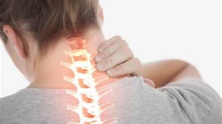 Làm việc sai tư thế, chàng trai 26 tuổi bị mất đường cong sinh lý cổ
