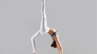 Công dụng và cách thực hiện tư thế yoga rắn hổ mang con