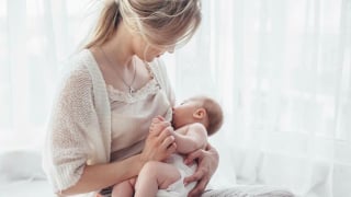 Sữa mẹ và sữa công thức: Đâu là lựa chọn tốt nhất cho trẻ nhỏ?